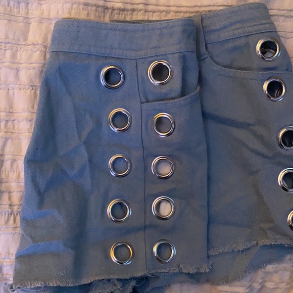 Shorts with side grommets - Picture 2 of 3